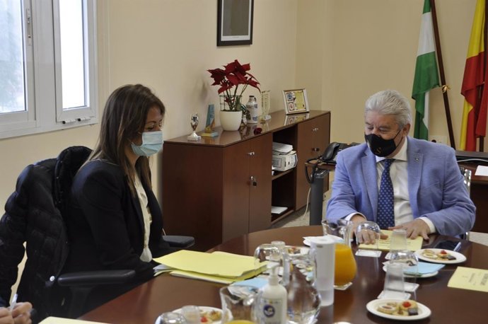 Rosa Hernández  y el alcalde de Santiponce