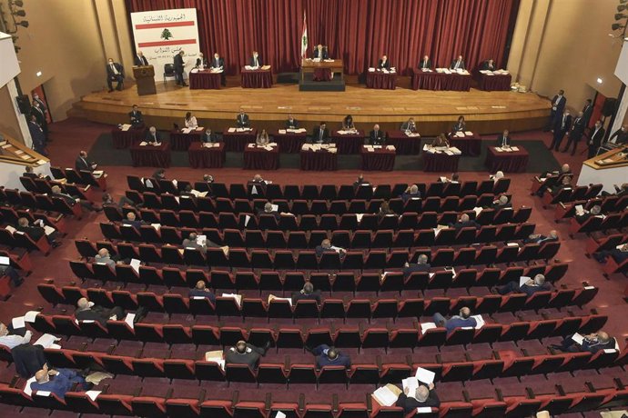 Vista general de los miembros del Parlamento libanés asisten a una sesión plenaria en el Palacio Unesco para evitar mezclarse en el Paralmento debido a la epidemia del coronavirus-
