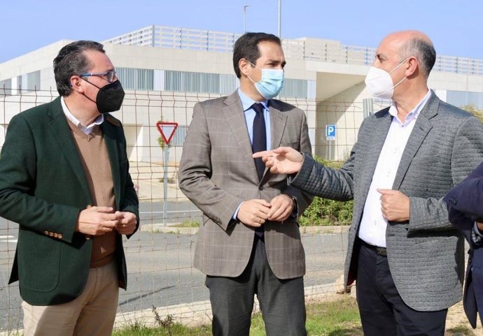 José Antonio Nieto, junto a Manuel Andrés González, y el alcalde de Lepe, frente al centro hospitalario de la costa.