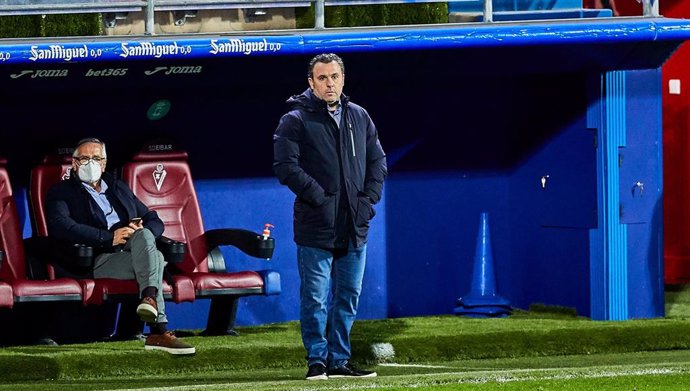 Sergio Gonzalez dirige a su equipo durante la visita al Eibar en LaLiga Santander 2020-2021