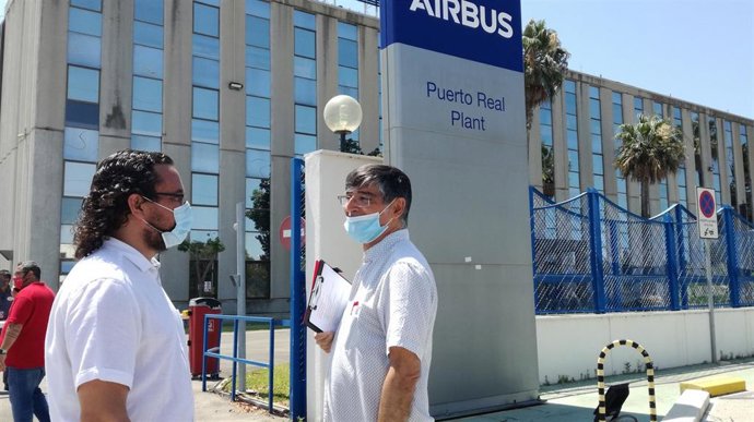 Fernando Macías con el presidente del comité de empresa de Airbus Puerto Real