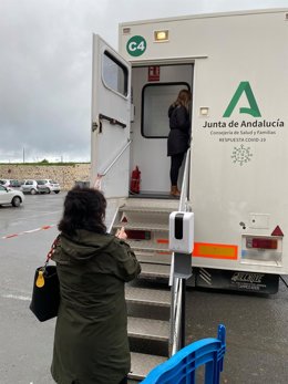 Entrada a la Unidad Movil de Salud donde se hacen los cribados del Covid-19.
