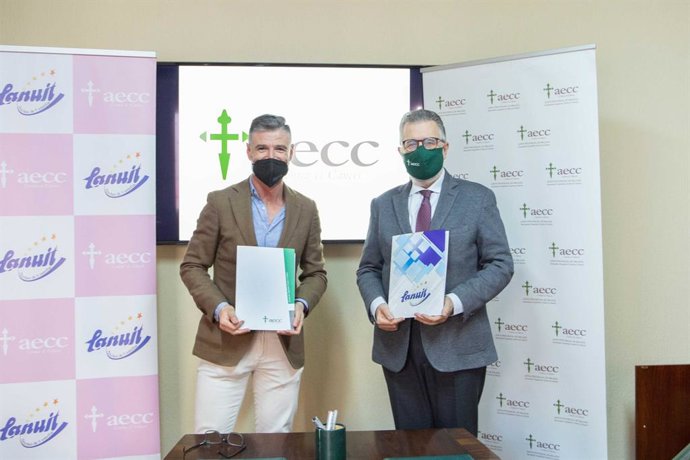 Gerente de la empresa, Raimundo Artacho, y el presidente de la AECC de Málaga, Francisco Aguilar