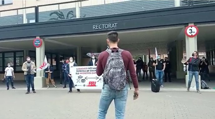 Estudiantes protestan en el rectorado de la UPV para exigir la subida de la remuneración mínima en prcticas de empresa