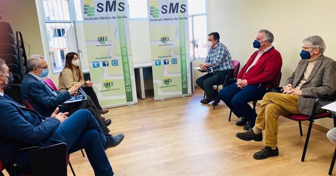 Los dirigentes del PSOE con responsables del Sindicato Médico