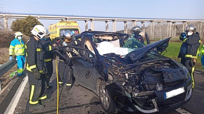 Muere un joven motorista al empotrarse contra un coche en la M-217