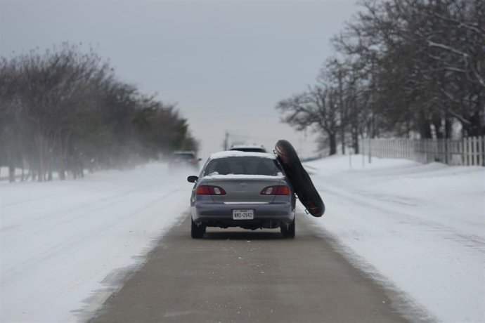 Imagen de archivo de una calle con nieve por la tormenta en Texas.