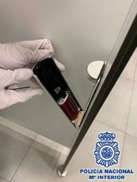 Dos detenidos en Málaga por grabar más de 70.000 vídeos de imágenes íntimas con cámaras ocultas en baños públicos