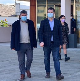 El alcalde de Burela, Alfredo Llano, secretario xeral del PSdeG, Gonzalo Caballero, visitan el municipio lucense