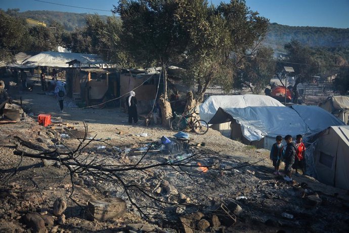 Archivo - 09 September 2020, Greece, Lesbos: Smoke rises in Moria refugee camp on the north-eastern Aegean island of Lesbos. A huge fire has almost completely destroyed the camp, home to thousands of migrants living in already dire conditions, dialing u