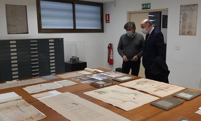 El subdelegado del Gobierno en Tarragona, Joan Sabaté, y el director del Archivo Histórico de Tarragona, Ricard Ibarra, han formalizado la cesión de diversa documentación