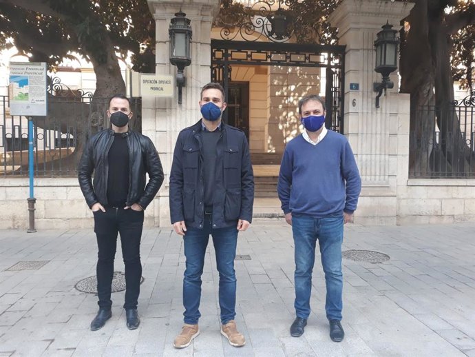 El diputado de Compromís en la Diputación, Gerard Fullana (centro) junto a los ediles del Ayuntamiento de Alicante, Rafa Mas y Natxo Bellido