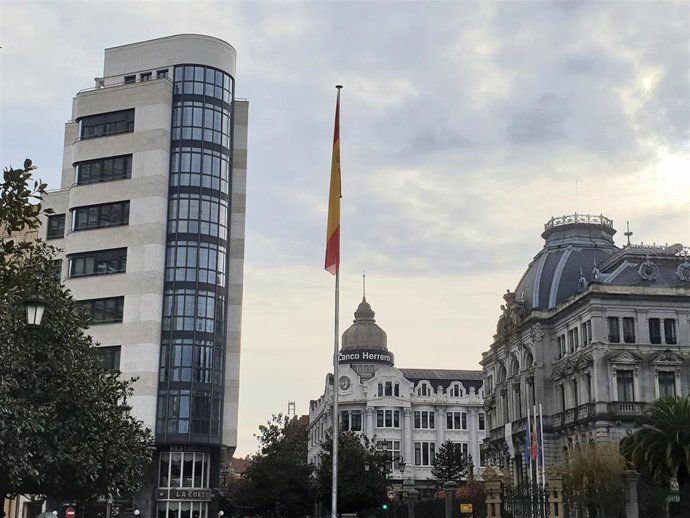 Archivo - El Ayuntamiento instala este viernes, 6 de diciembre, la bandera de España en la Escandalera coincidiendo con el Día de la Constitución
