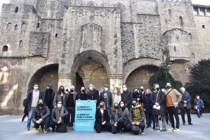 Participants en la concentració de l'Acadmia Catalana de la Música per demanar la llibertat del raper Pablo Hasél a Barcelona
