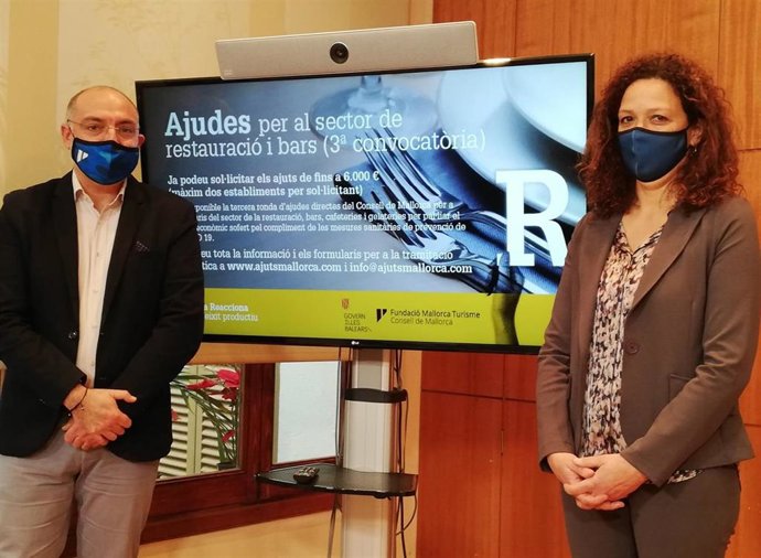 La presidenta del Consell de Mallorca, Catalina Cladera, acompañada del conseller de Turismo y Deportes, Andreu Serra.