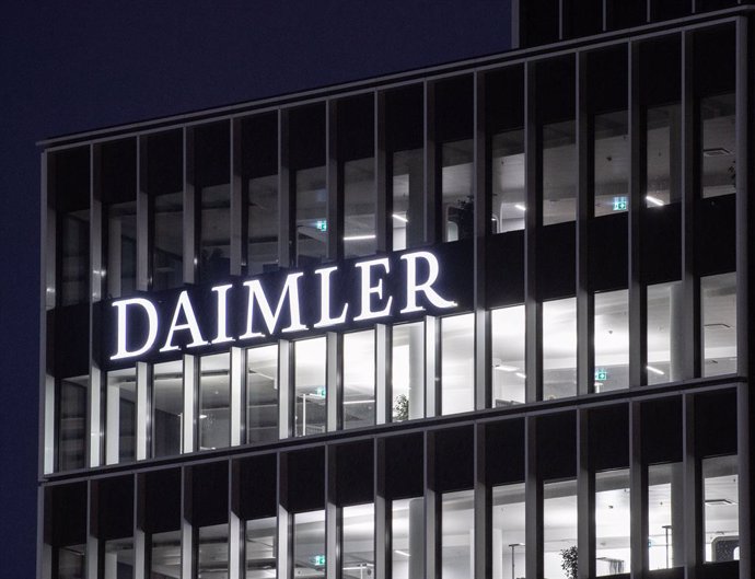 Archivo - Logo de Daimler. 