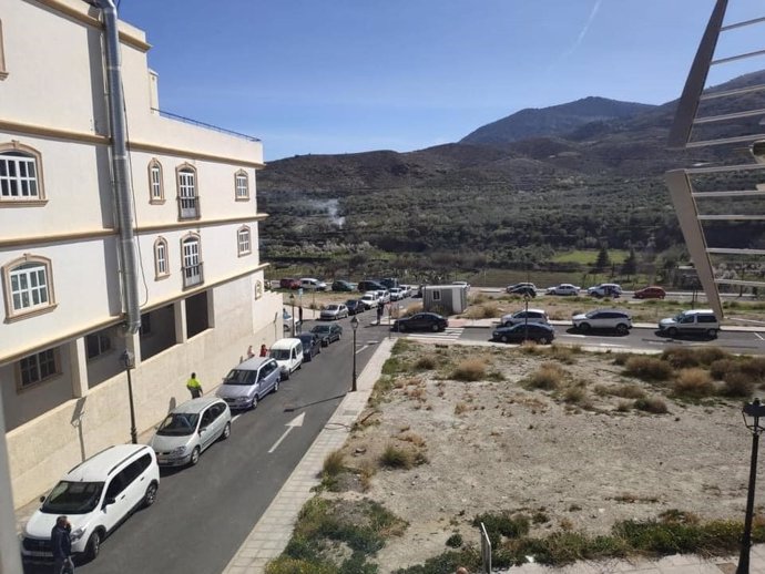 Vehículos en el entorno del centro de salud de Abla (Almería)