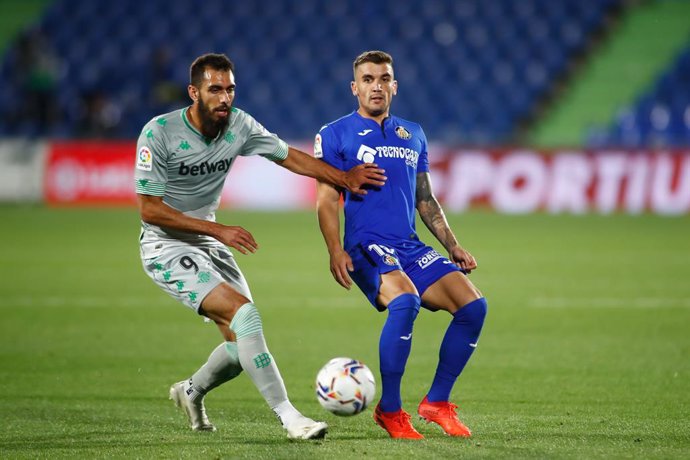 Archivo - Mauro Arambarri of Getafe and Borja Iglesias of Real Betis in action during the spanish league, La Liga Santander, football match played between Getafe CF and Real Betis Balompie at Coliseum Alfonso Perez stadium on september 29, 2020 in Getaf