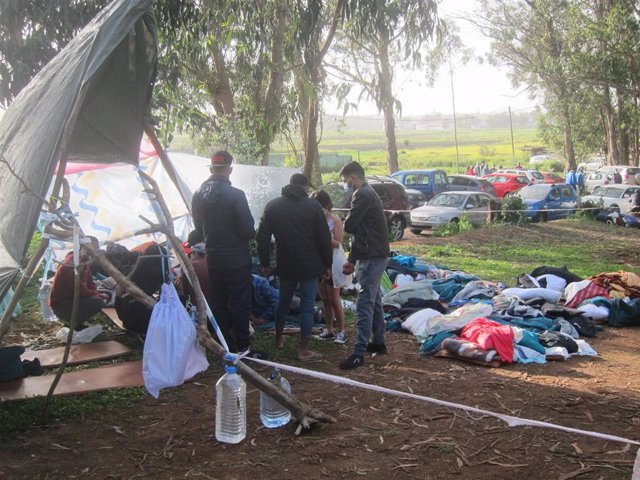 Migrantes que duermen por fuera del campamento de Las Raíces