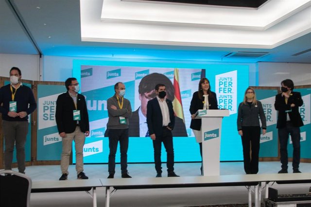 La número 2 de JxCat por Barcelona, Laura Borrás, ofrece una rueda de prensa para valorar los resultados obtenidos por su formación en los comicios catalanes durante la noche electoral del 14-F en la sede de su partido, en Barcelona, Catalunya (España), a