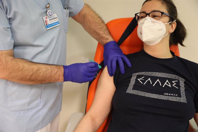 Un trabajador sanitario inyecta una dosis de la de Pfizer-BioNTech contra la Covid-19 a una sanitaria del Hospital Infanta Sofía de San Sebastián de los Reyes.
