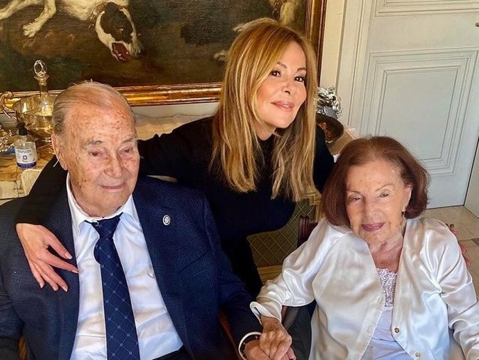 ANA OBREGÓN CON SUS PADRES