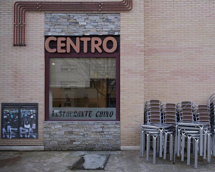 Terrazas recogidas en un bar de Carabanchel, en Madrid (España), a 12 de febrero de 2021. La Consejería de Sanidad de Madrid ha informado hoy de que el toque de queda se mantendrá a las 22.00 horas hasta el jueves de la semana que viene, y el cierre de 