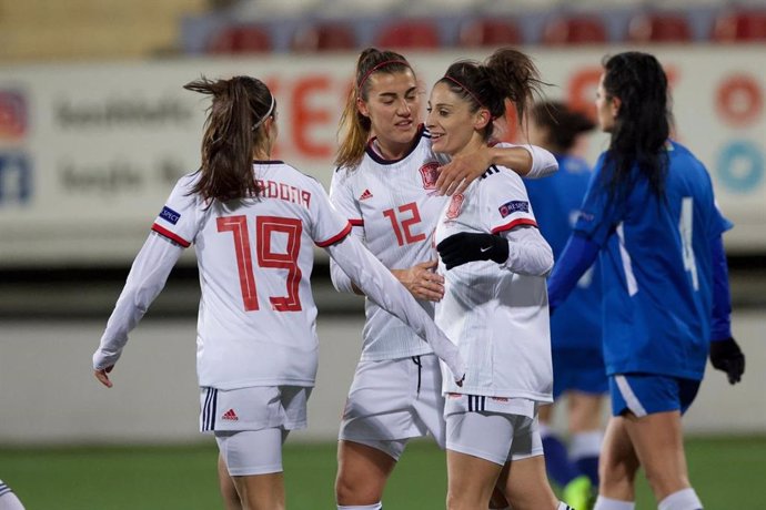 Esther González celebra con Patri Guijarro y Marta Cardona uno de sus goles en el Azerbaiyán-España