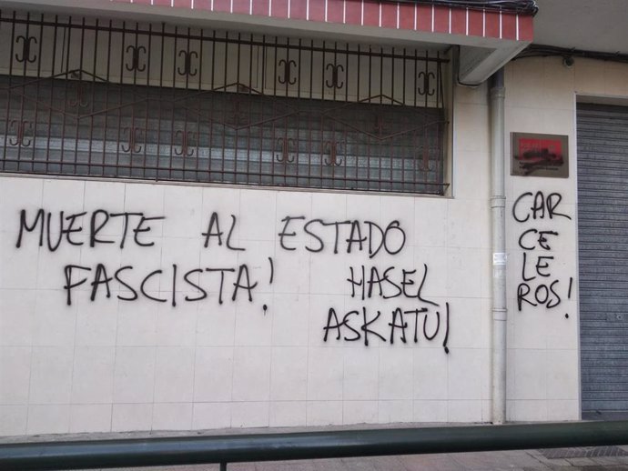 Pintadas en sedes socialistas conta el encarcelamienyo de Hazél