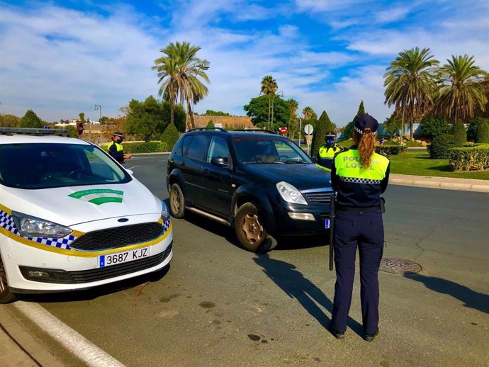 Archivo - Controles de la Policía Local de Alcalá de Guadaíra (Sevilla) por el cierre perimetral.