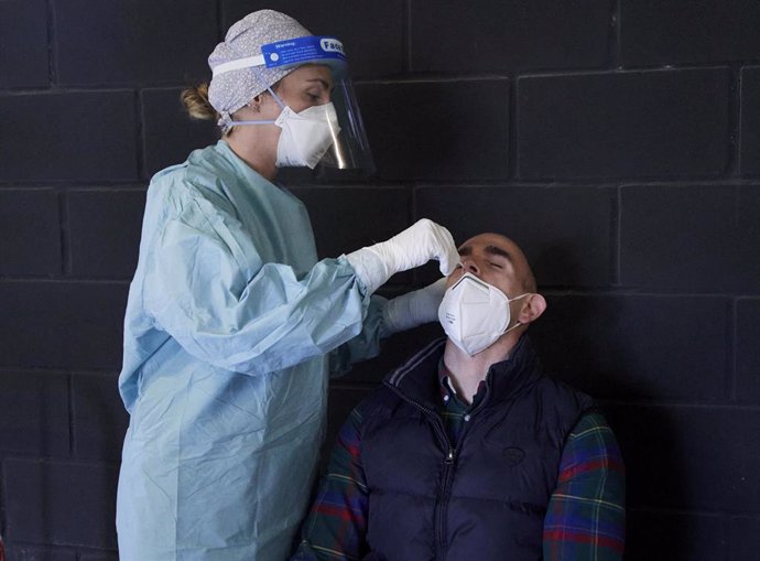 Un trabajador sanitario realiza un test de antígenos 