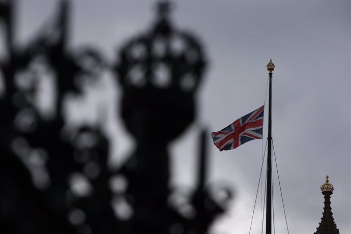Archivo - Bandera de Reino Unido a media asta en una imagen de archivo.