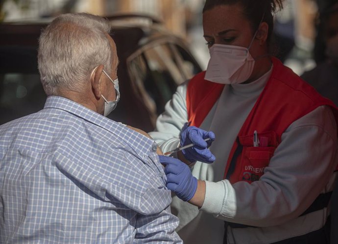 Un hombre mayor de 90 años recibe la vacuna de Pfizer 