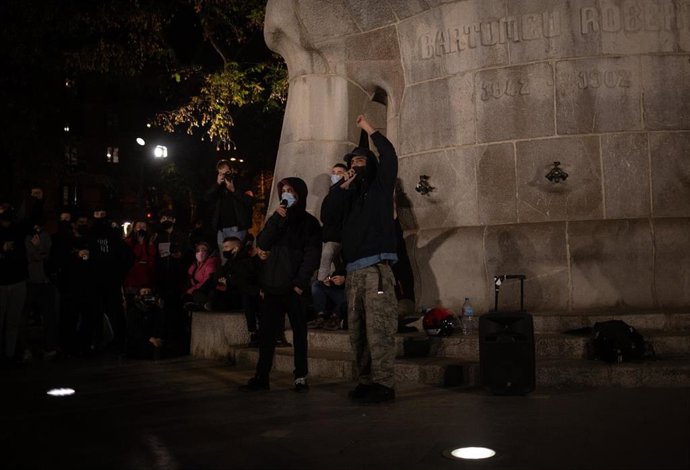 Unas 300 personas se manifiestan por tercera noche seguida en Barcelona por la libertad de Pablo Hasel, y varios raperos han participado, en Barcelona, el 18 de febrero de 2021.
