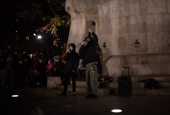 Unes 300 persones es manifesten per tercera nit seguida a Barcelona per la llibertat de Pablo Hasel, i diversos rapers han participat, a Barcelona, el 18 de febrer de 2021.