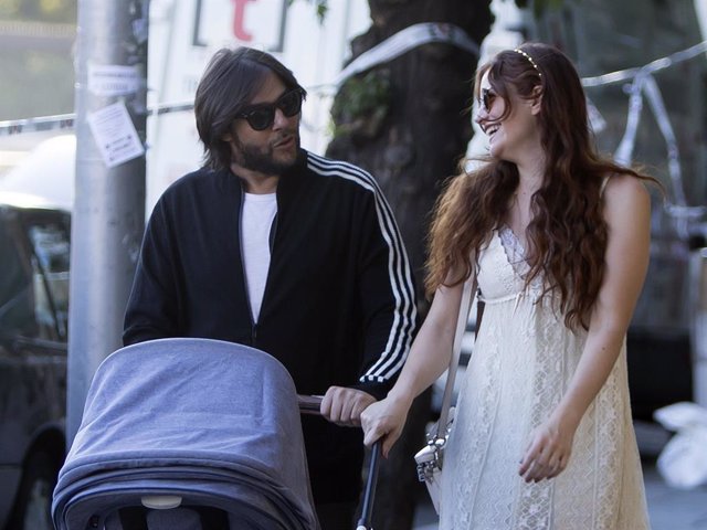 Archivo - Joaquin Cortés y su mujer Mónica Moreno, paseo en familia con su hijo Romeo