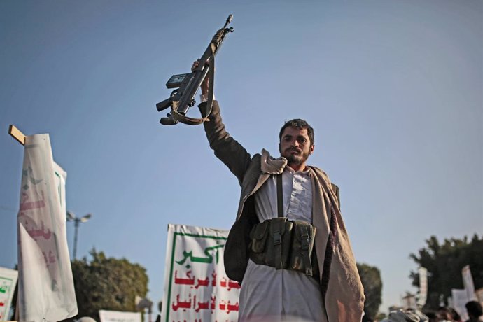 25 January 2021, Yemen, Sanaa: A Houthi supporter holds a weapon as he attends a rally against the United States over its decision to designate the Houthi rebels movement as a foreign terrorist organization. Photo: Hani Al-Ansi/dpa