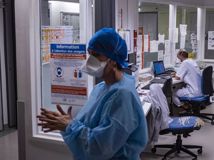 Una doctora durante una guardia en un hospital en la ciudad francesa de Arles.