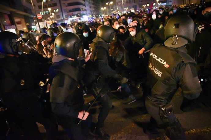 Varios agentes de la Policía Nacional contra los manifestantes durante una manifestación contra el encarcelamiento del rapero y poeta Pablo Hasel, en Plaza San Agustí, en Valencia, Comunidad Valenciana (España), a 18 de febrero de 2021. 