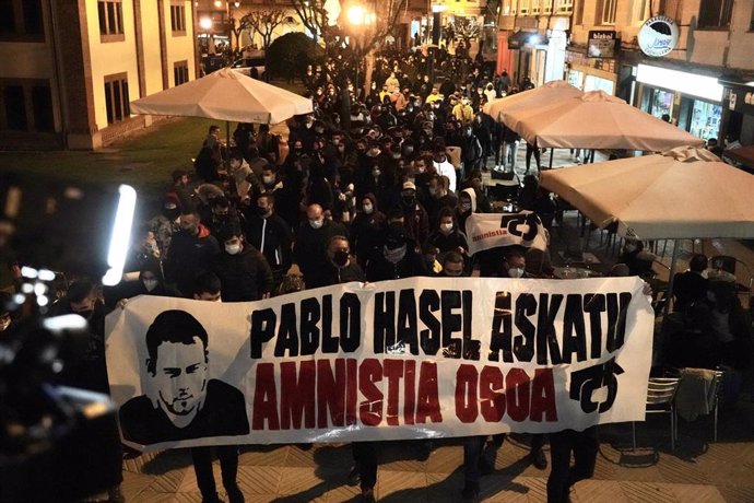 Varias personas sujetan un cartel en el que se lee: `Pablo Hasel Askatu durante una manifestación contra el encarcelamiento del rapero y poeta Pablo Hasel, frente al Palacio de la Justicia de Barakaldo