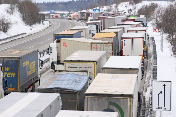 15 February 2021, Saxony, Bad Gottleuba: Trucks are jammed on the Autobahn 17 in the direction of Dresden as German police officers check entrants near the border crossing with the Czech Republic. The German entry rules at the borders with the Czech Rep