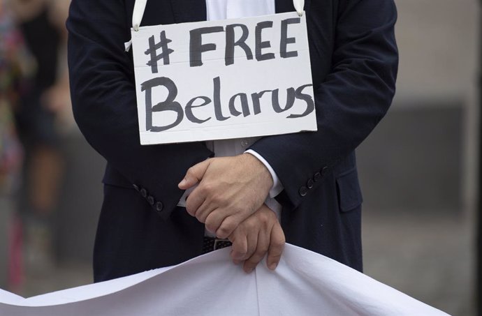 Archivo - 13 August 2020, Hessen, Frankfurt: A man takes part in a demonstration against the results of the 2020 Belarusian presidential election and to show solidarity with the protests sweeping Belarus in response to Belarusian President Alexander Luk