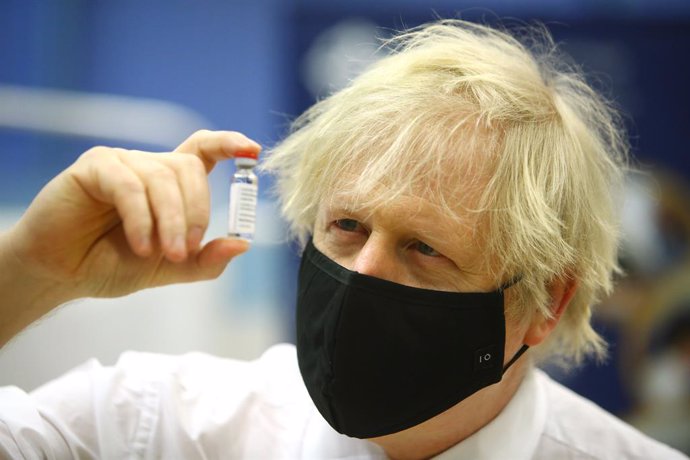 17 February 2021, United Kingdom, Cwmbran: UK Prime Minister Boris Johnson holds a vial of the Oxford/Astra Zeneca COVID-19 vaccine during his visit to a vaccination centre at Cwmbran Stadium. Photo: Geoff Caddick/PA Wire/dpa