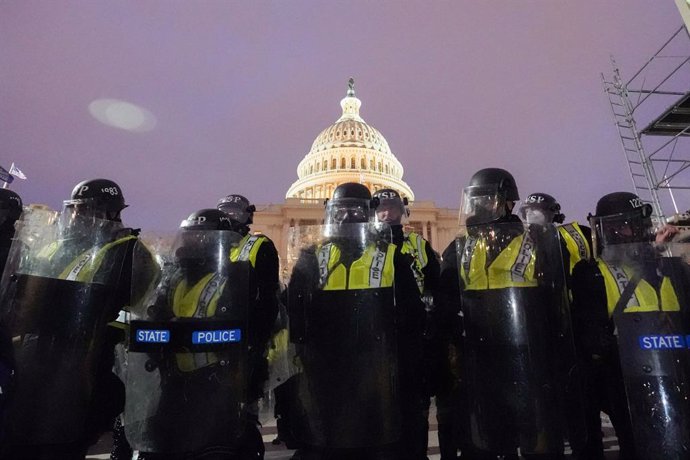 Archivo - 06 January 2021, US, Washington: Police officers stand guard outside the USCapitol after supporters of US President Donald Trump stormed the building where lawmakers were due to certify president-elect Joe Biden's win in the November election