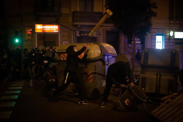 Manifestantes destrozan mobiliario urbano durante una manifestación contra el encarcelamiento del rapero Pablo Hasel en Barcelona (España), a 18 de febrero de 2021.  