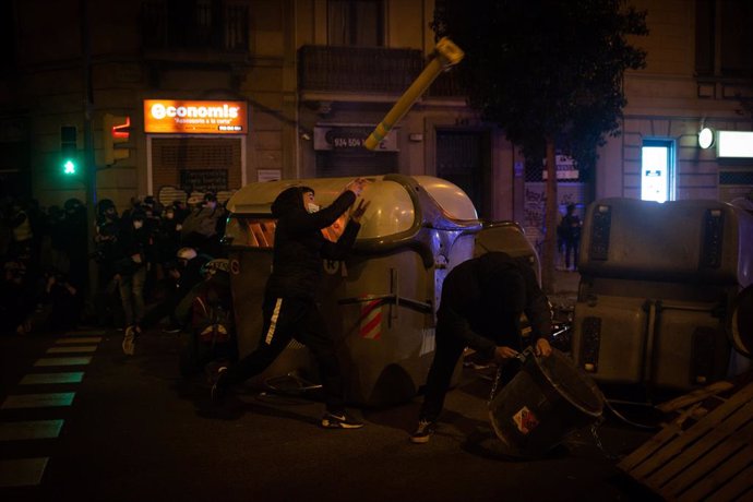 Manifestants destrossen mobiliari urb durant una manifestació contra l'empresonament del raper Pablo Hasel a Barcelona (Espanya), a 18 de febrer de 2021.  