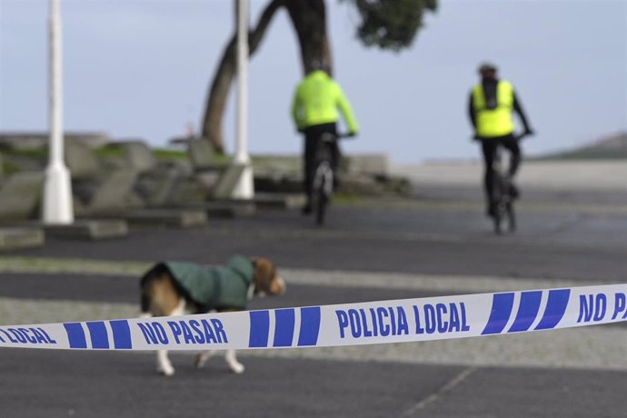 Dos personas pasan en bicicleta en Las Esclavas con una zona cortada a consecuencia de la borrasca Justine convertida en ciclogénesis explosiva en A Coruña, Galicia (España), a 31 de enero de 2021. Justine dejó ayer, 30 de enero rachas superiores a los 