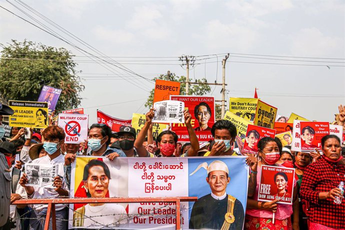 Manifestación en la ciudad de Mandalay contra el golpe de Estado en Birmania