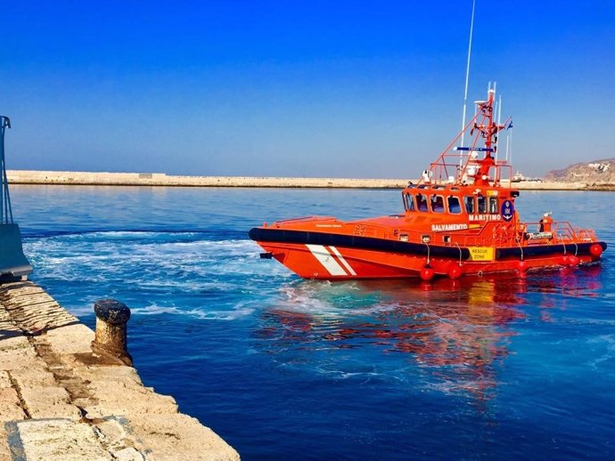 Imagen de archivo de una Salvamar en el Puerto de Almería