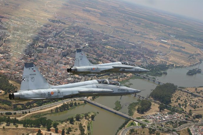 Archivo - Aviones F-5 sobrevolando Badajoz